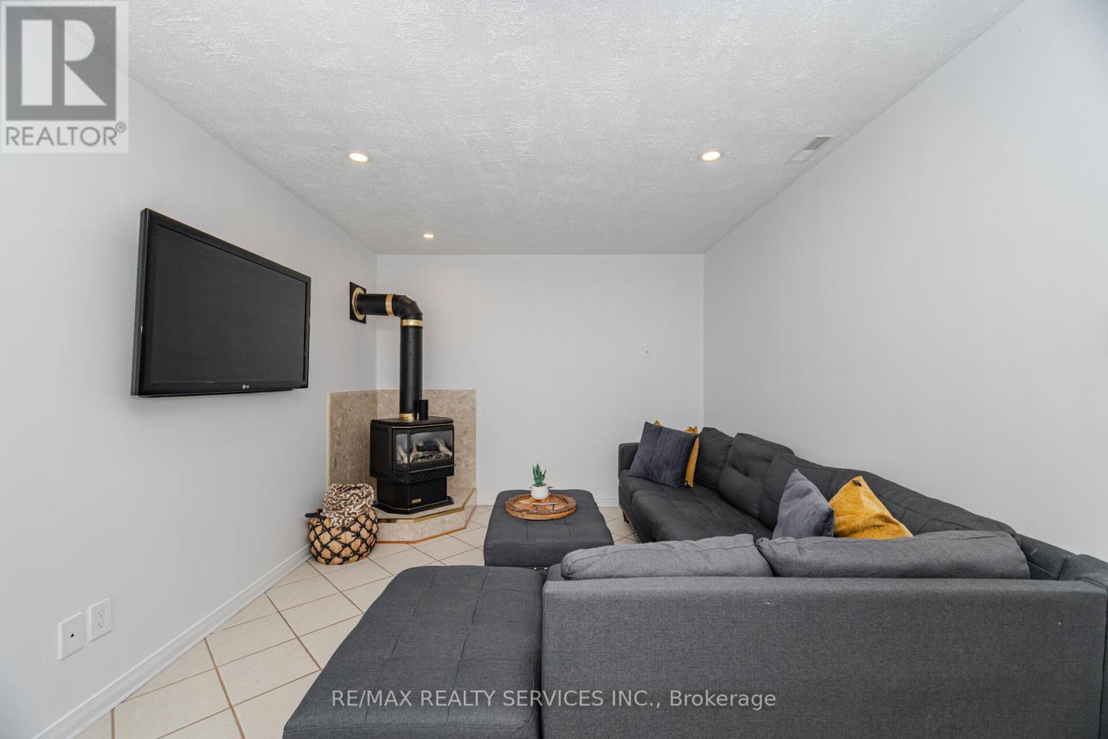 Photo 31 of 15 Berkar Street, Essa ON