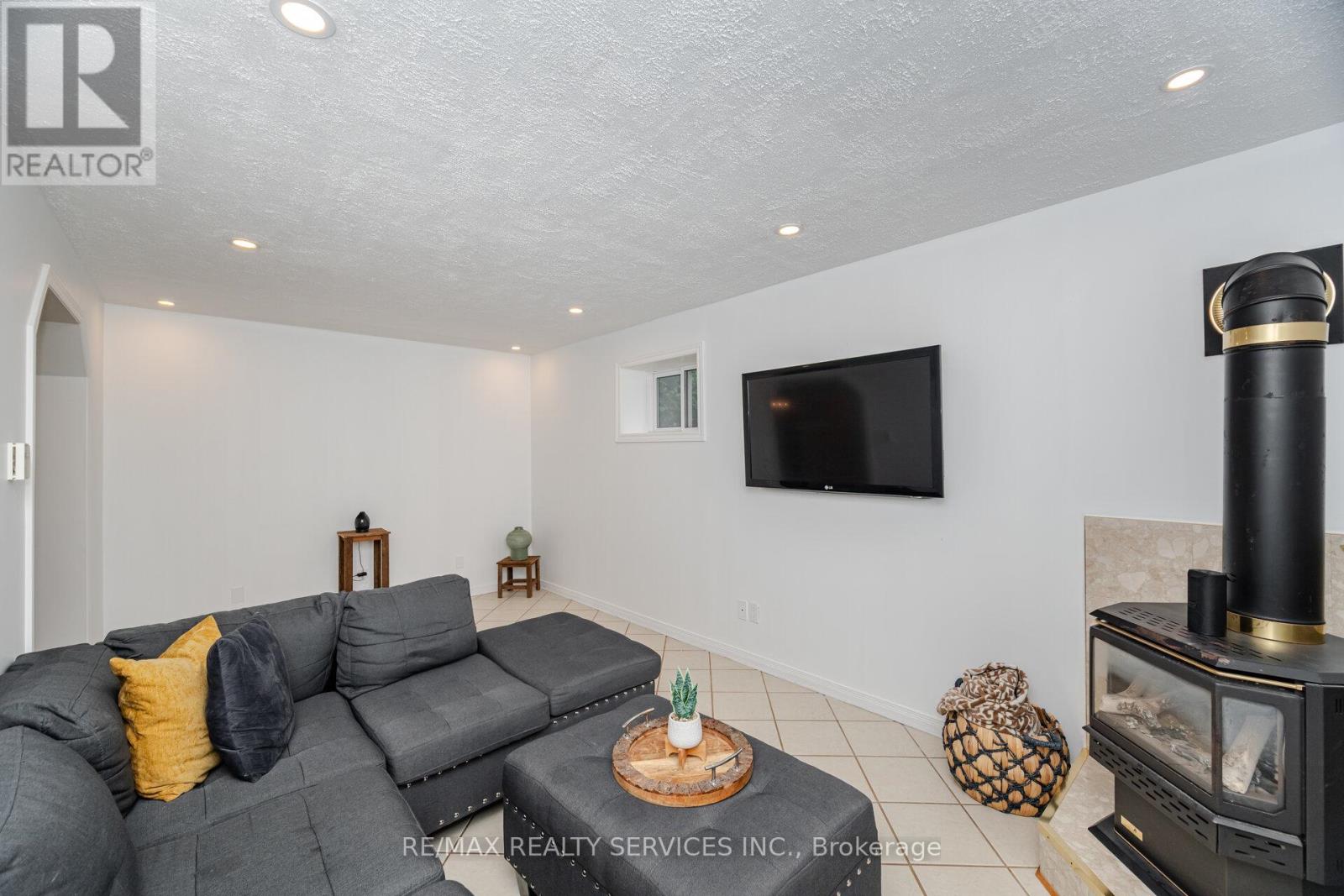 Photo 18 of 15 Berkar Street, Essa ON
