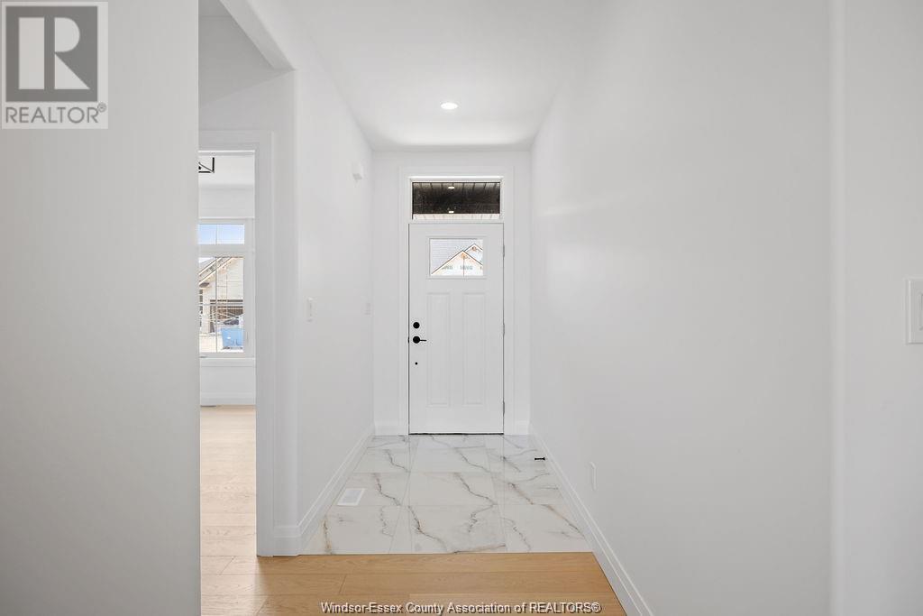 Photo 3 of 2587 Barkley, Windsor ON