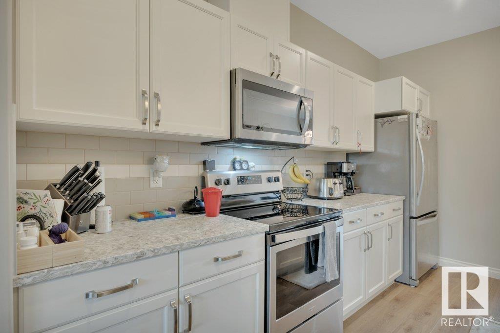 Photo 9 of 22116 85 Av Nw, Edmonton AB