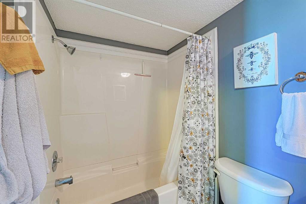 Single Family House Bi-level for Sale in    Avenue NW Bowness Calgary 