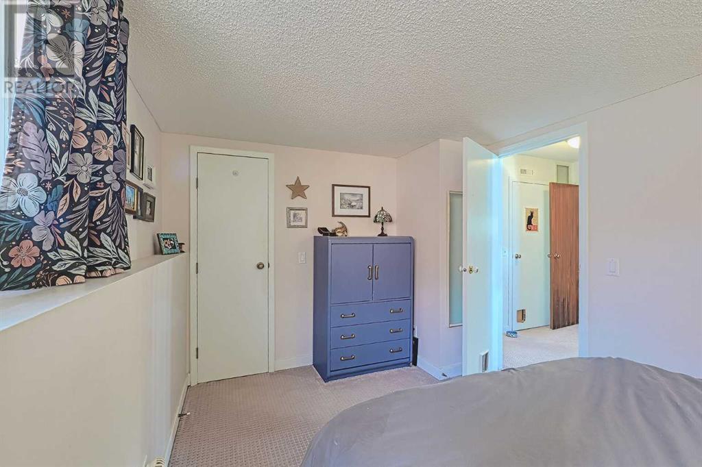 Single Family House Bi-level for Sale in    Avenue NW Bowness Calgary 