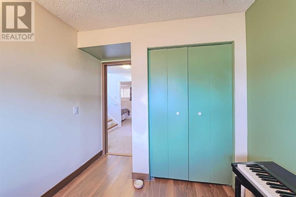 Single Family House Bi-level for Sale in    Avenue NW Bowness Calgary 