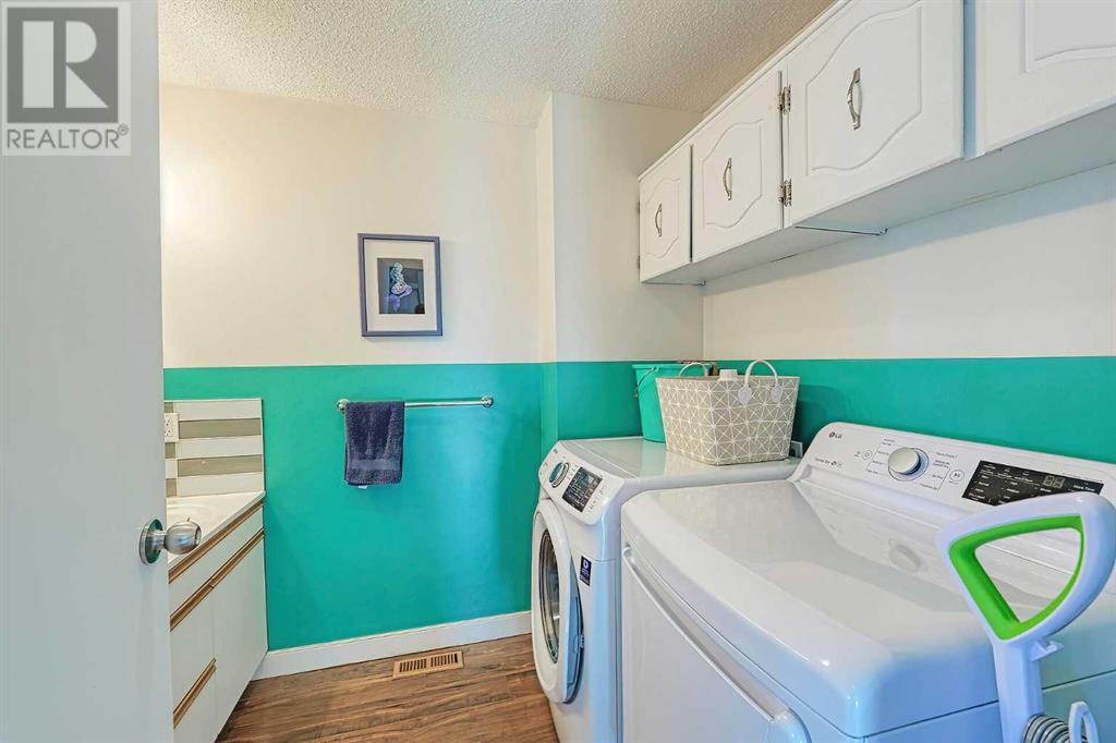 Single Family House Bi-level for Sale in    Avenue NW Bowness Calgary 