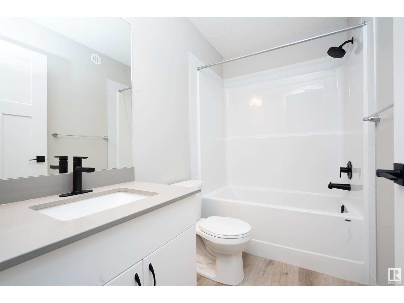 Photo 2 of 17607 48 St Nw Nw, Edmonton AB