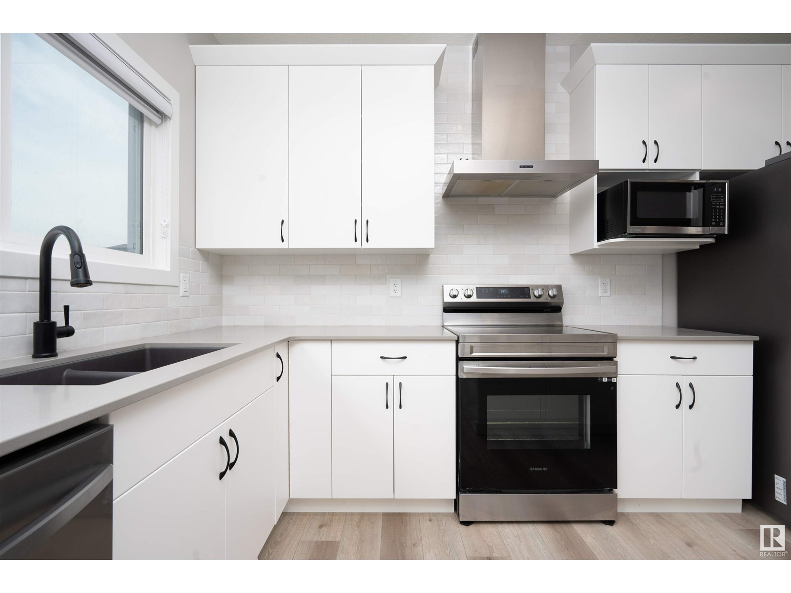 Photo 10 of 17607 48 St Nw Nw, Edmonton AB