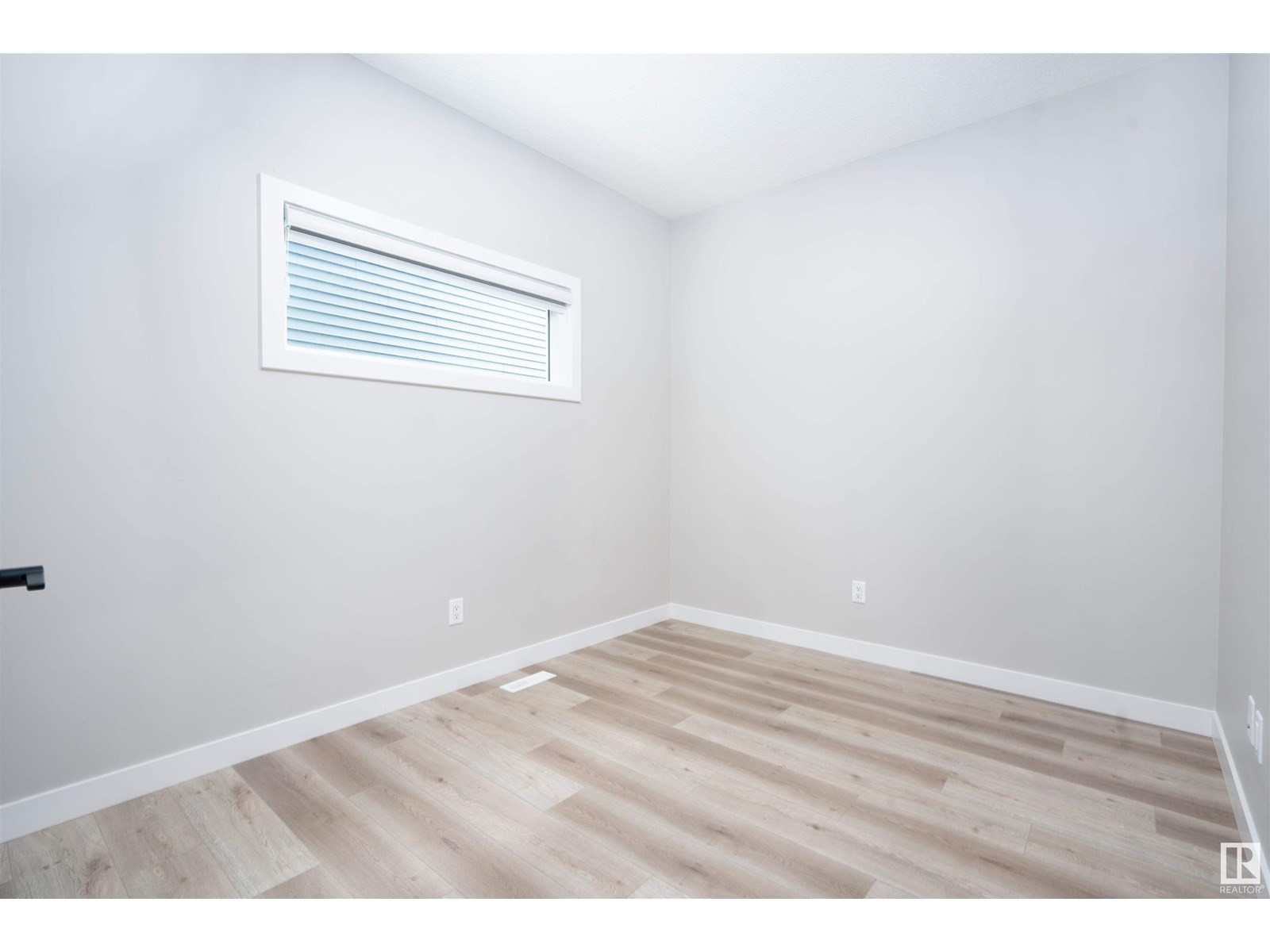 Photo 7 of 17607 48 St Nw Nw, Edmonton AB