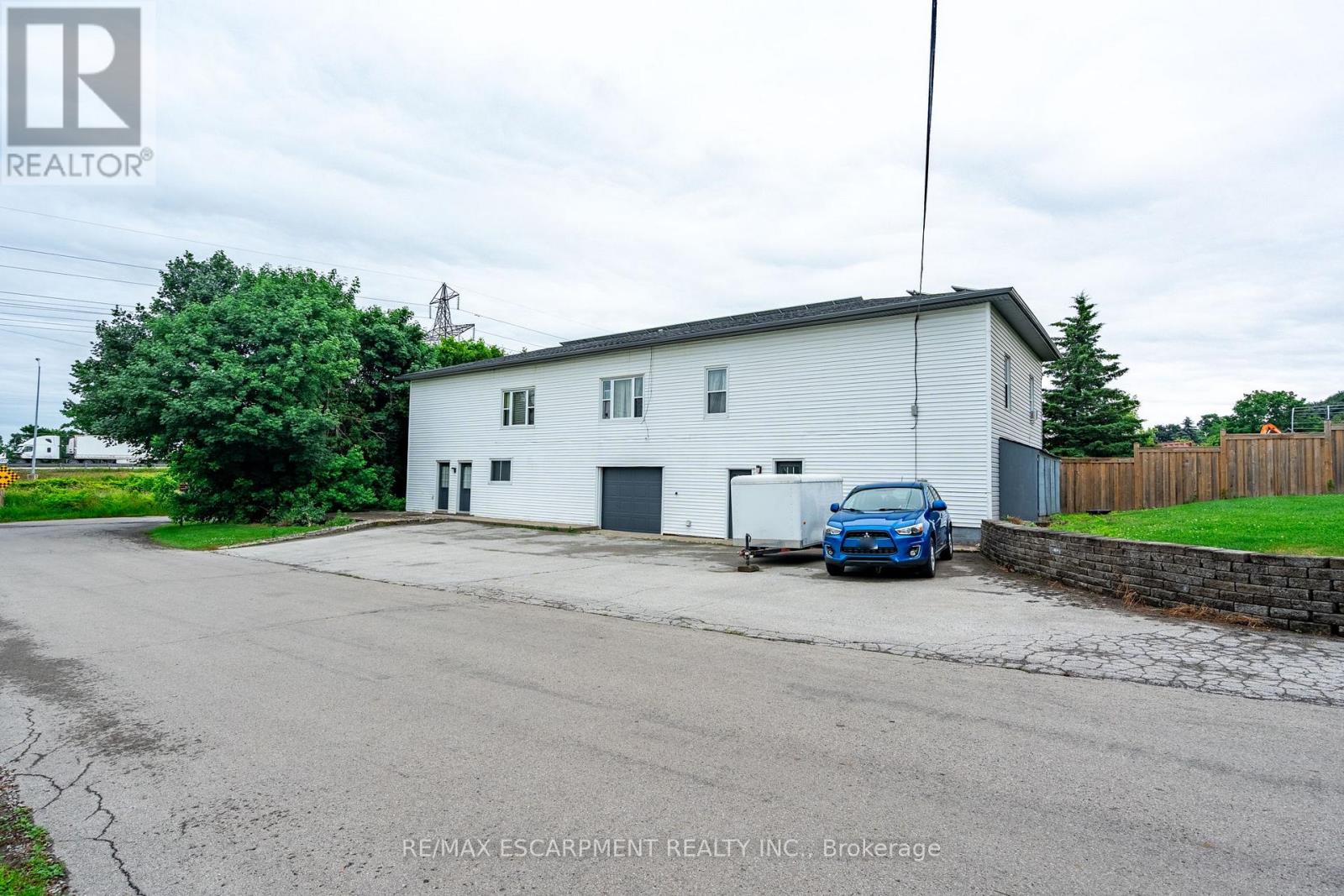 Photo 3 of 154 156 Freelton Road, Hamilton ON