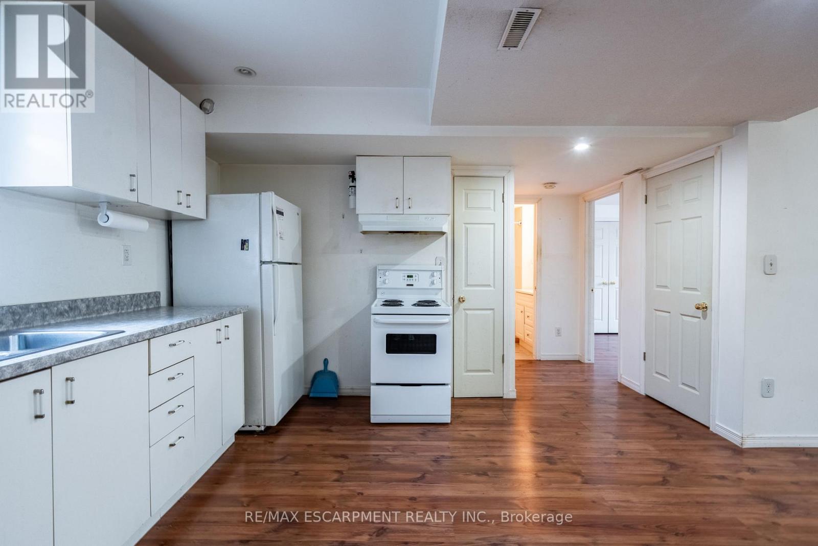 Photo 11 of 154 156 Freelton Road, Hamilton ON