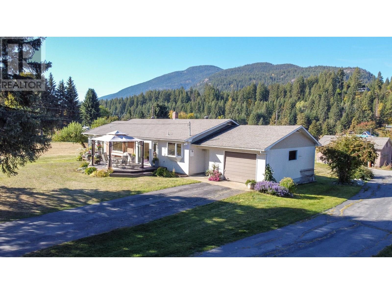 2697 SHOREACRES Road, Castlegar