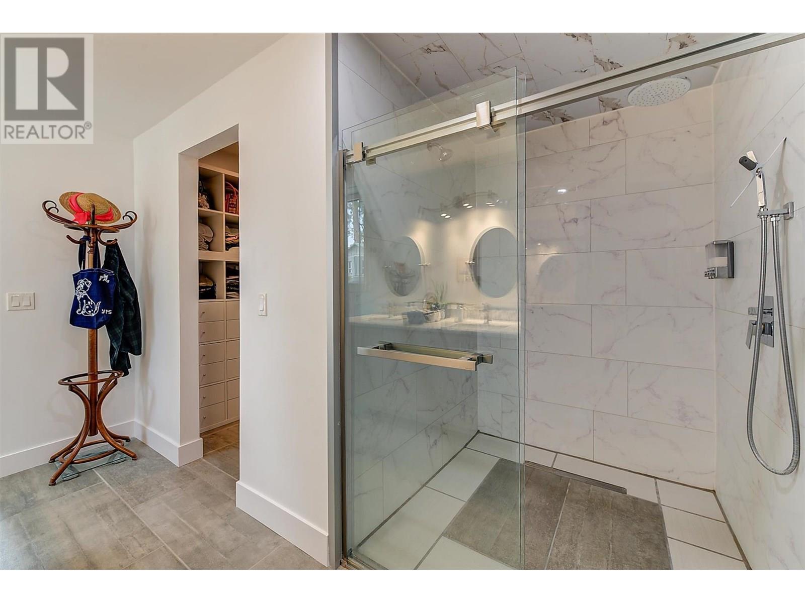 6131 Seymoure Lane, Peachland