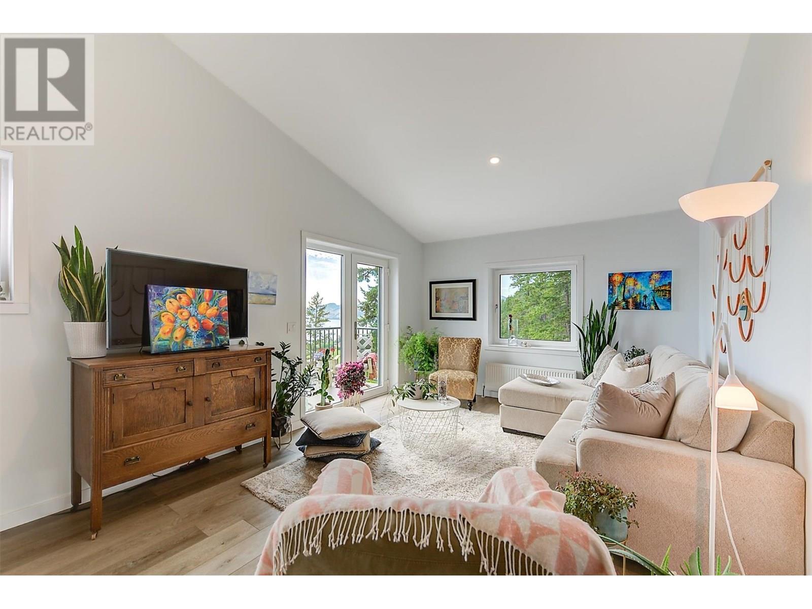 6131 Seymoure Lane, Peachland