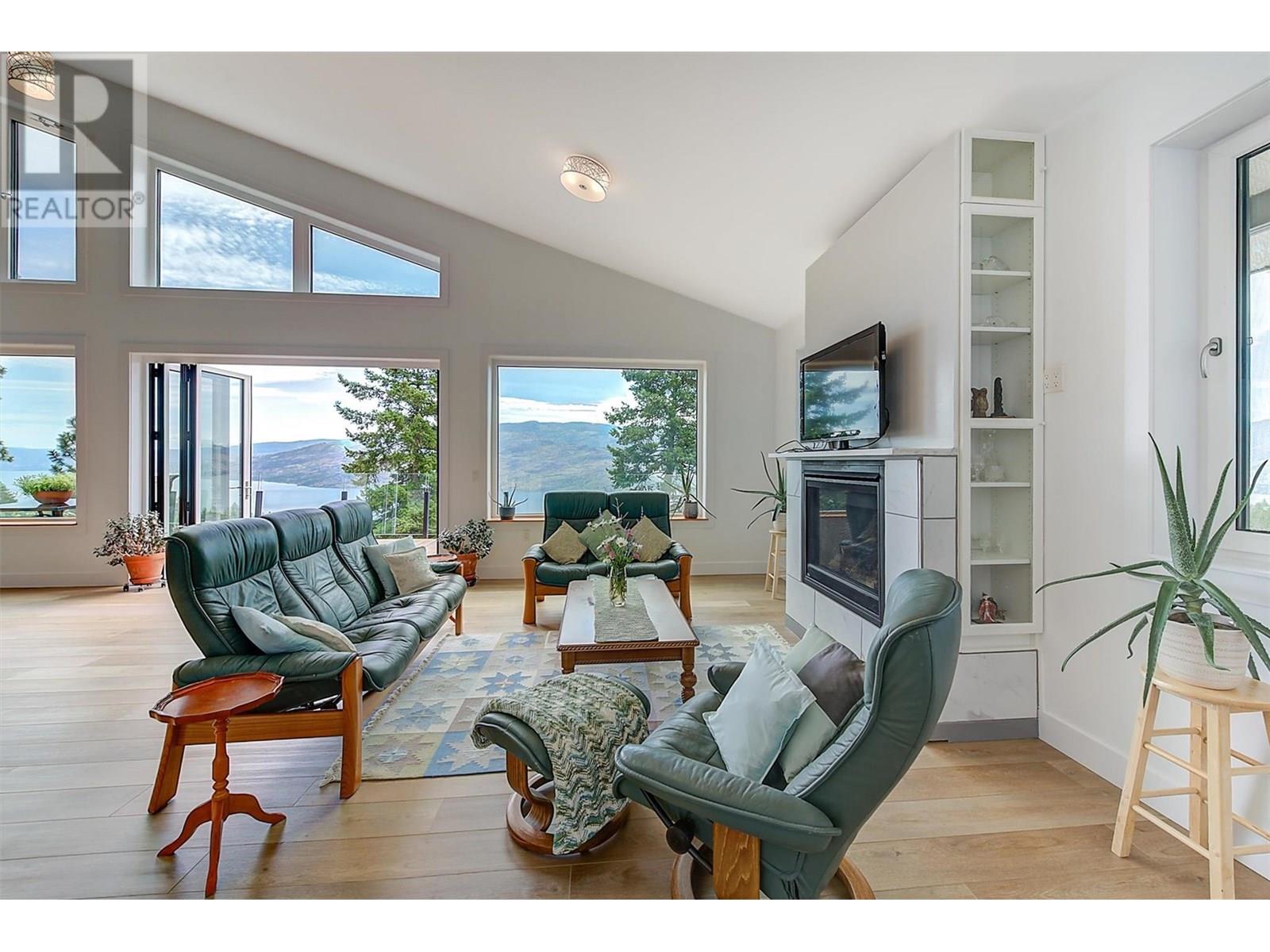 6131 Seymoure Lane, Peachland