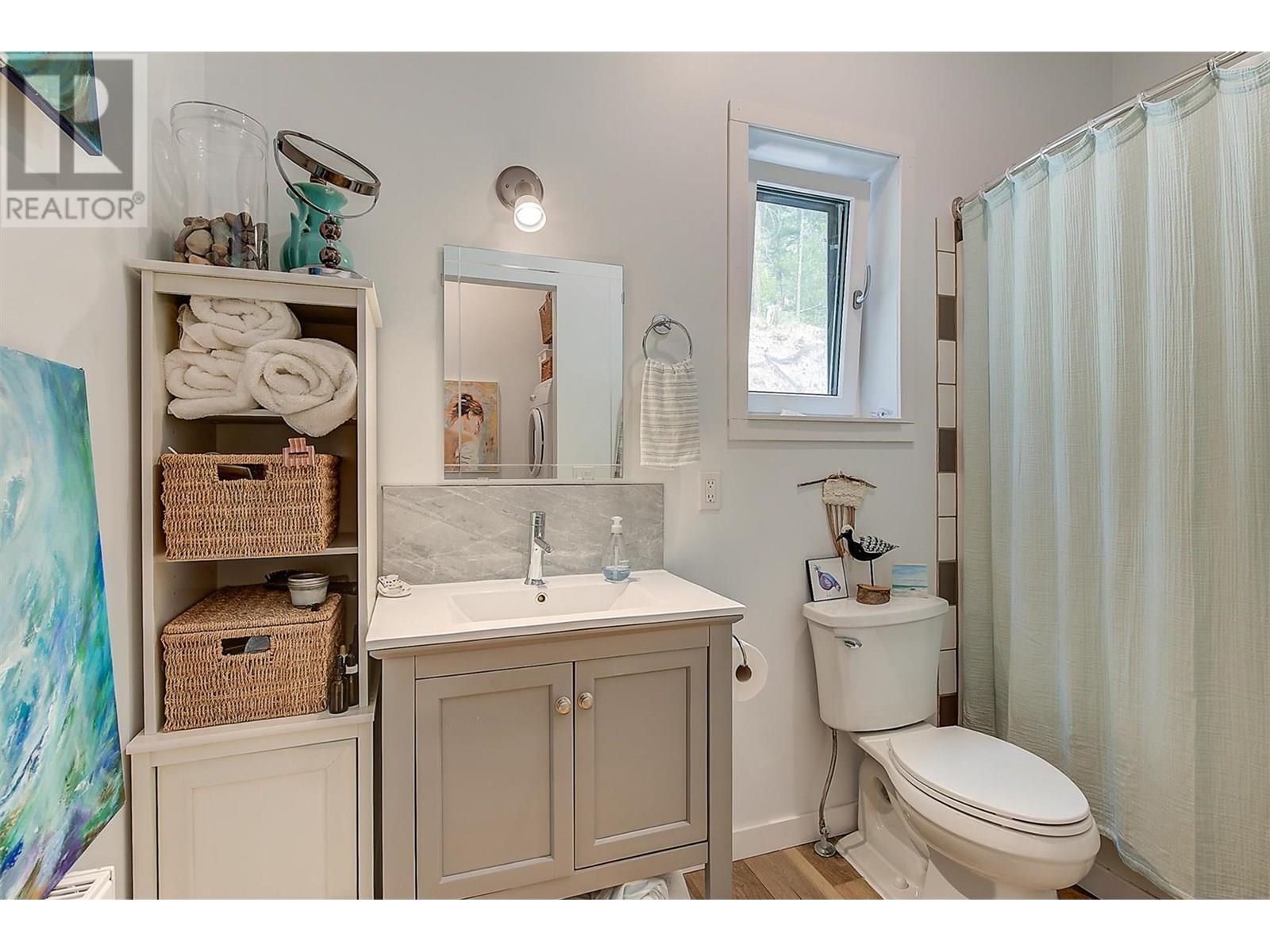6131 Seymoure Lane, Peachland
