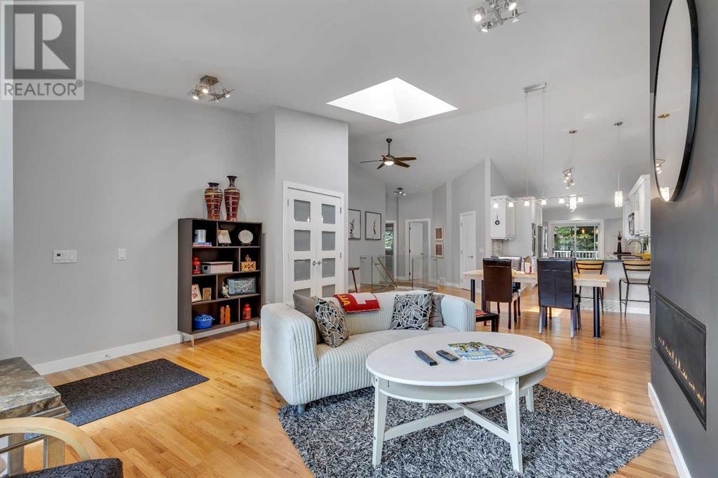 Single Family House Bungalow for Sale in  Gladstone Gardens SW Glamorgan Calgary 