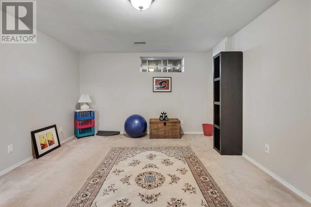 Single Family House Bungalow for Sale in  Gladstone Gardens SW Glamorgan Calgary 
