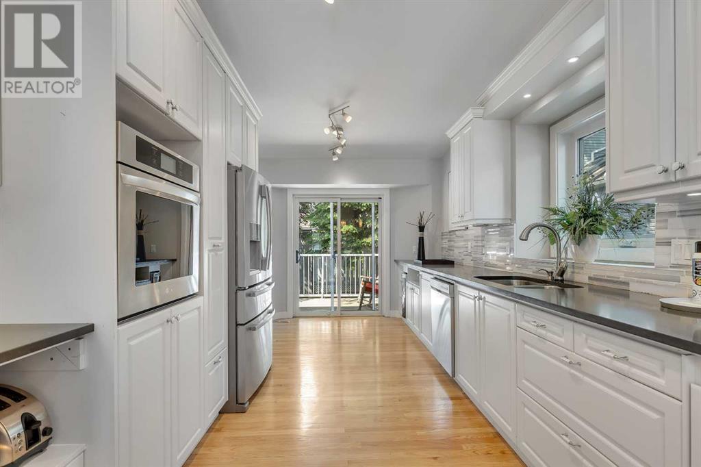 Single Family House Bungalow for Sale in  Gladstone Gardens SW Glamorgan Calgary 