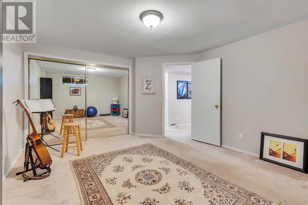 Single Family House Bungalow for Sale in  Gladstone Gardens SW Glamorgan Calgary 
