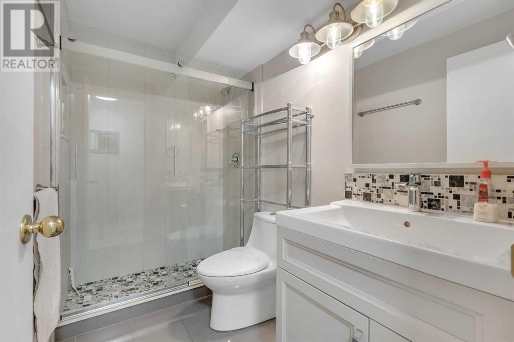 Single Family House Bungalow for Sale in  Gladstone Gardens SW Glamorgan Calgary 