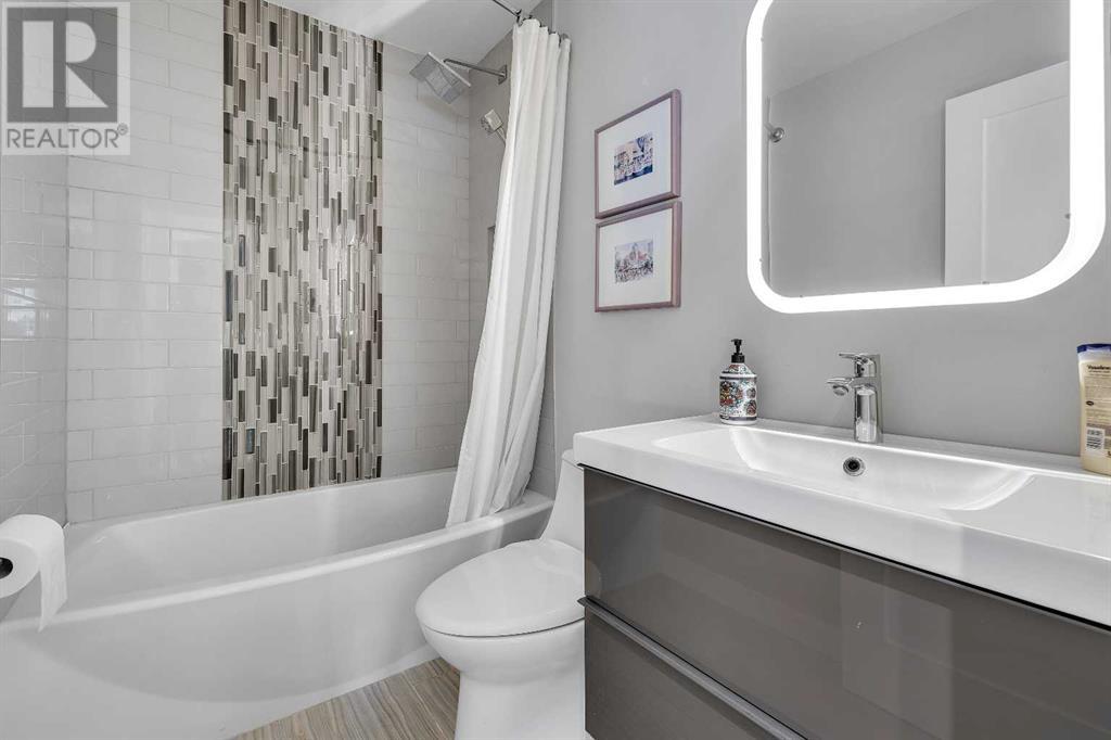 Single Family House Bungalow for Sale in  Gladstone Gardens SW Glamorgan Calgary 