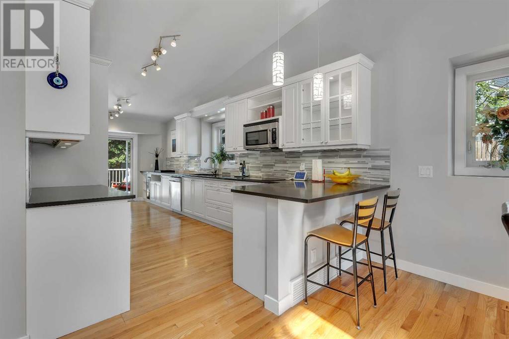 Single Family House Bungalow for Sale in  Gladstone Gardens SW Glamorgan Calgary 
