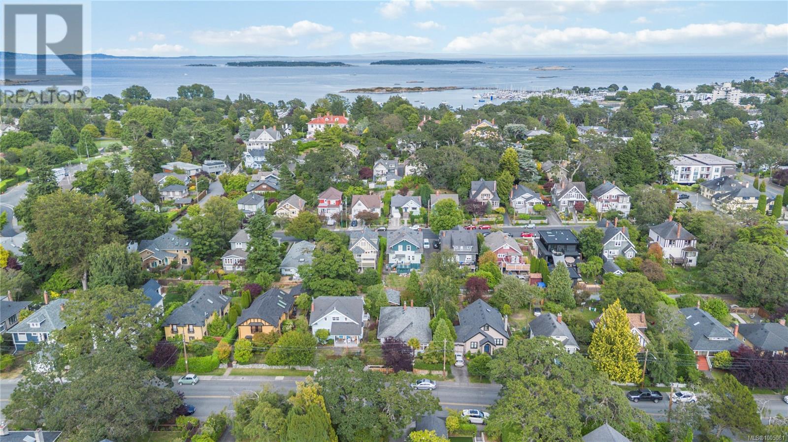 Photo 19 of 1579 Hampshire Rd, Oak Bay BC