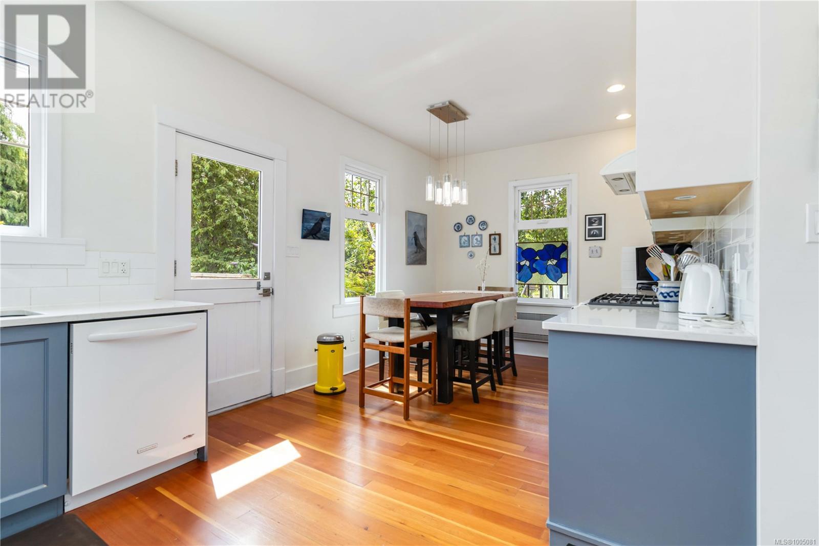 Photo 2 of 1579 Hampshire Rd, Oak Bay BC