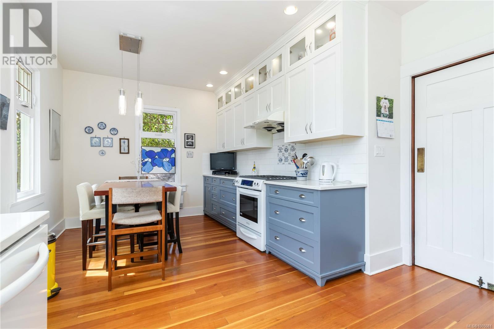 Photo 46 of 1579 Hampshire Rd, Oak Bay BC