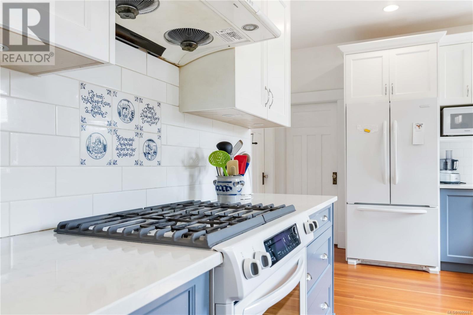 Photo 5 of 1579 Hampshire Rd, Oak Bay BC