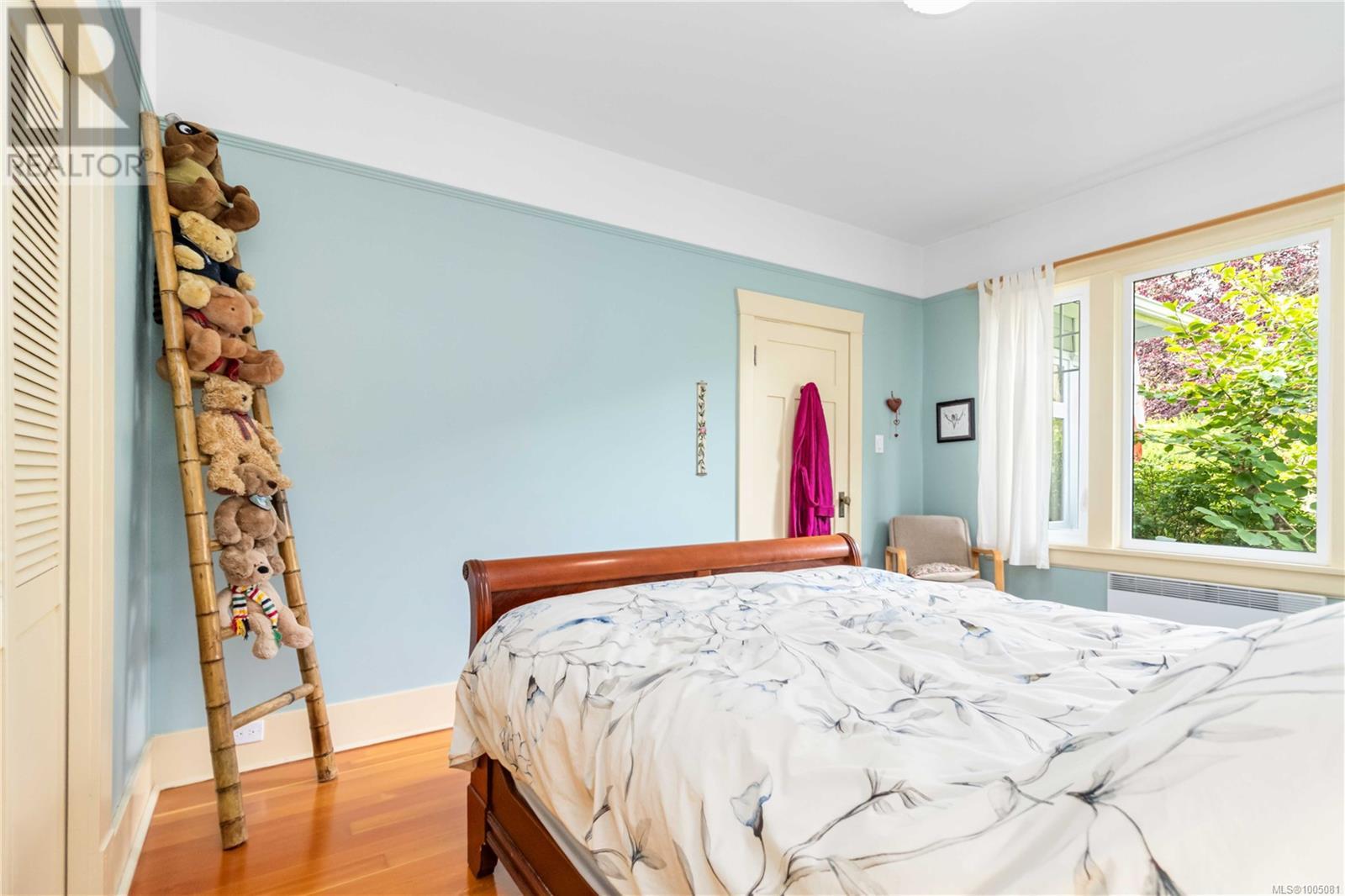 Photo 3 of 1579 Hampshire Rd, Oak Bay BC