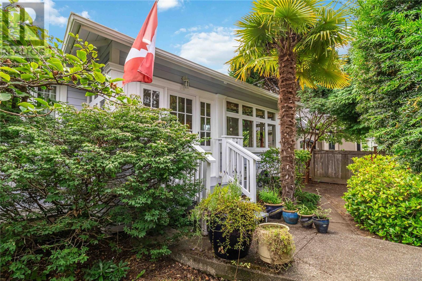Photo 28 of 1579 Hampshire Rd, Oak Bay BC