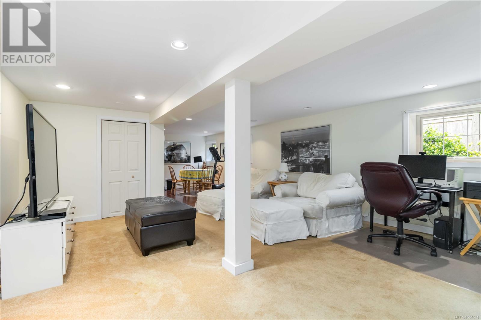 Photo 29 of 1579 Hampshire Rd, Oak Bay BC