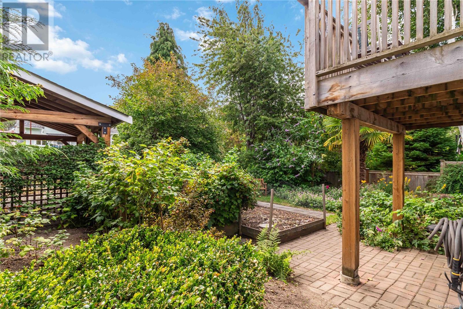 Photo 6 of 1579 Hampshire Rd, Oak Bay BC