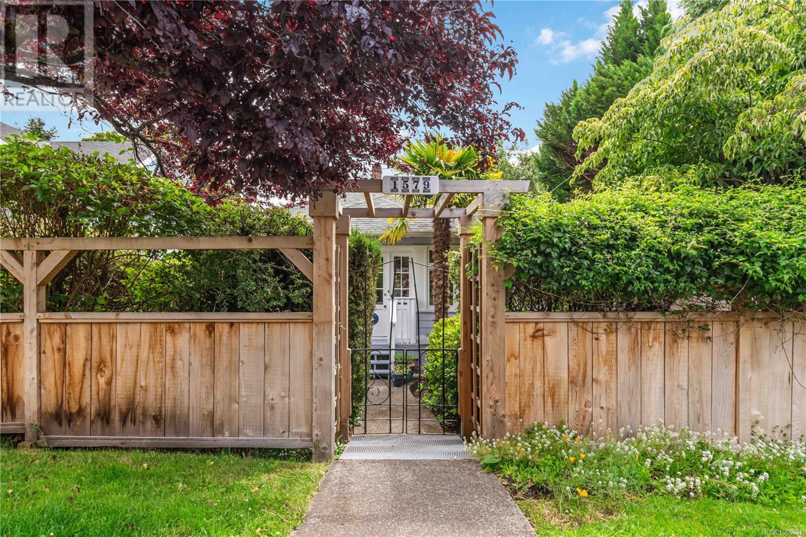 Photo 54 of 1579 Hampshire Rd, Oak Bay BC