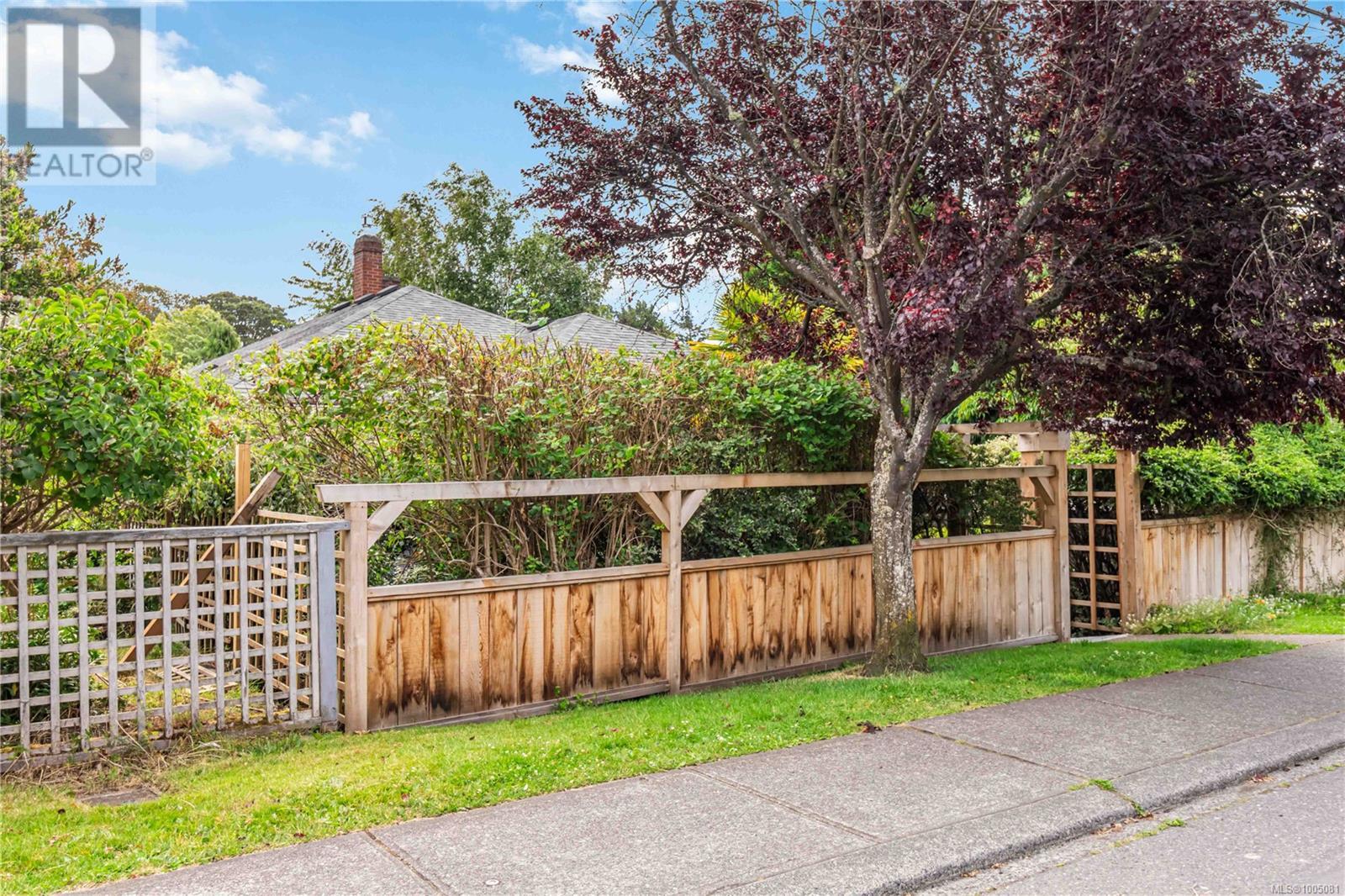 Photo 59 of 1579 Hampshire Rd, Oak Bay BC
