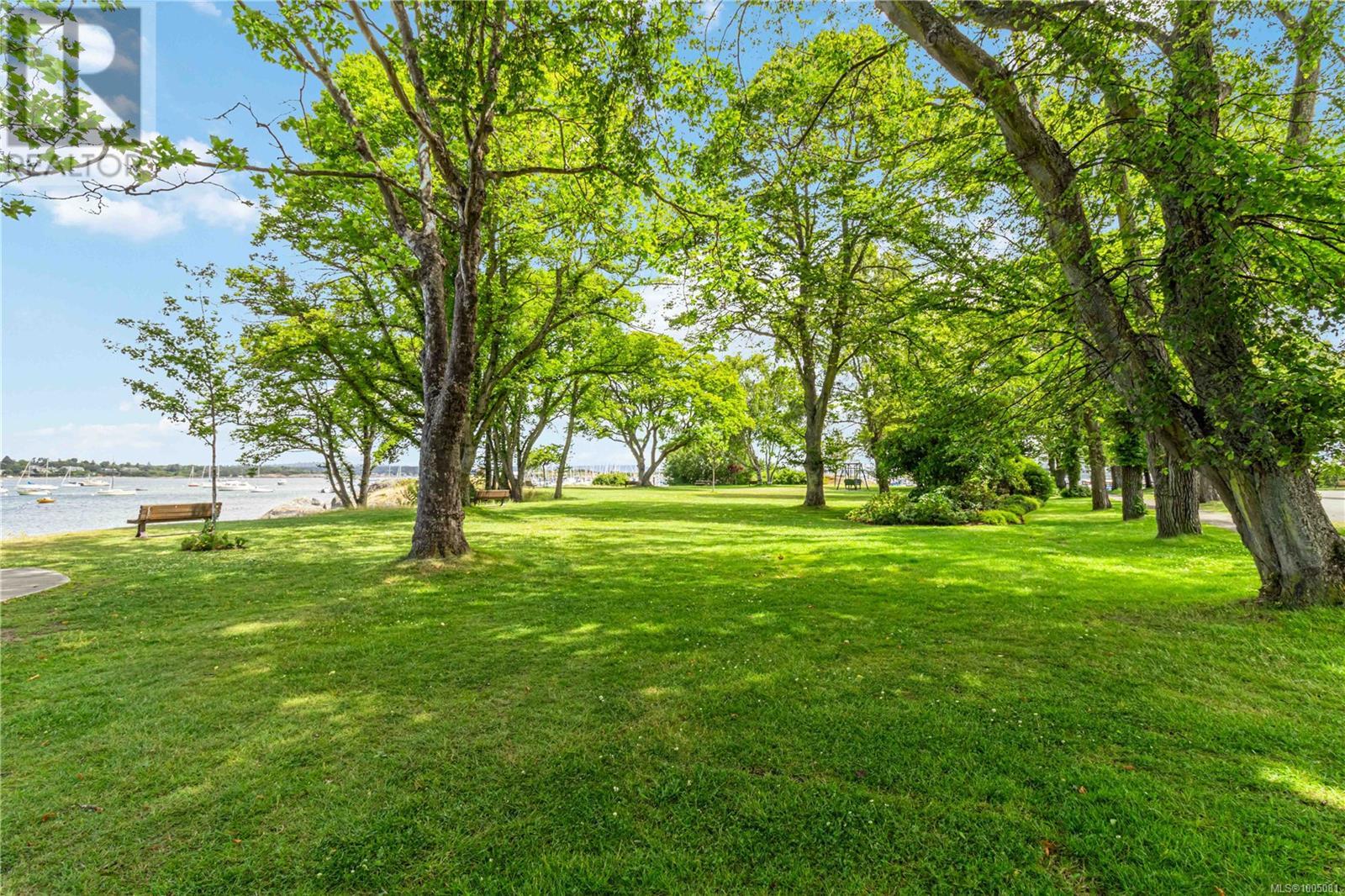 Photo 7 of 1579 Hampshire Rd, Oak Bay BC