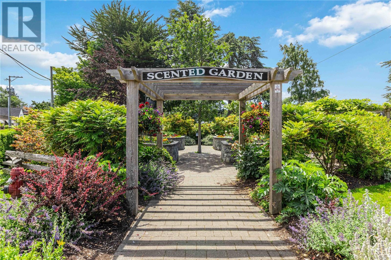 Photo 8 of 1579 Hampshire Rd, Oak Bay BC