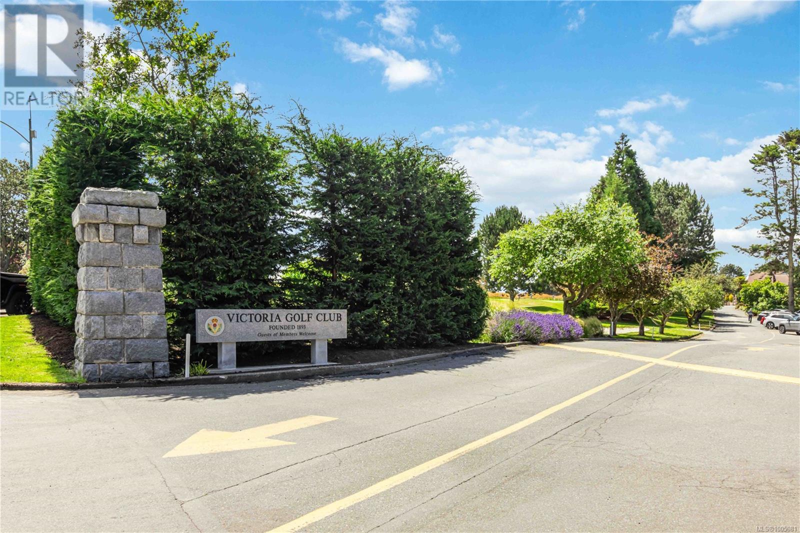 Photo 12 of 1579 Hampshire Rd, Oak Bay BC