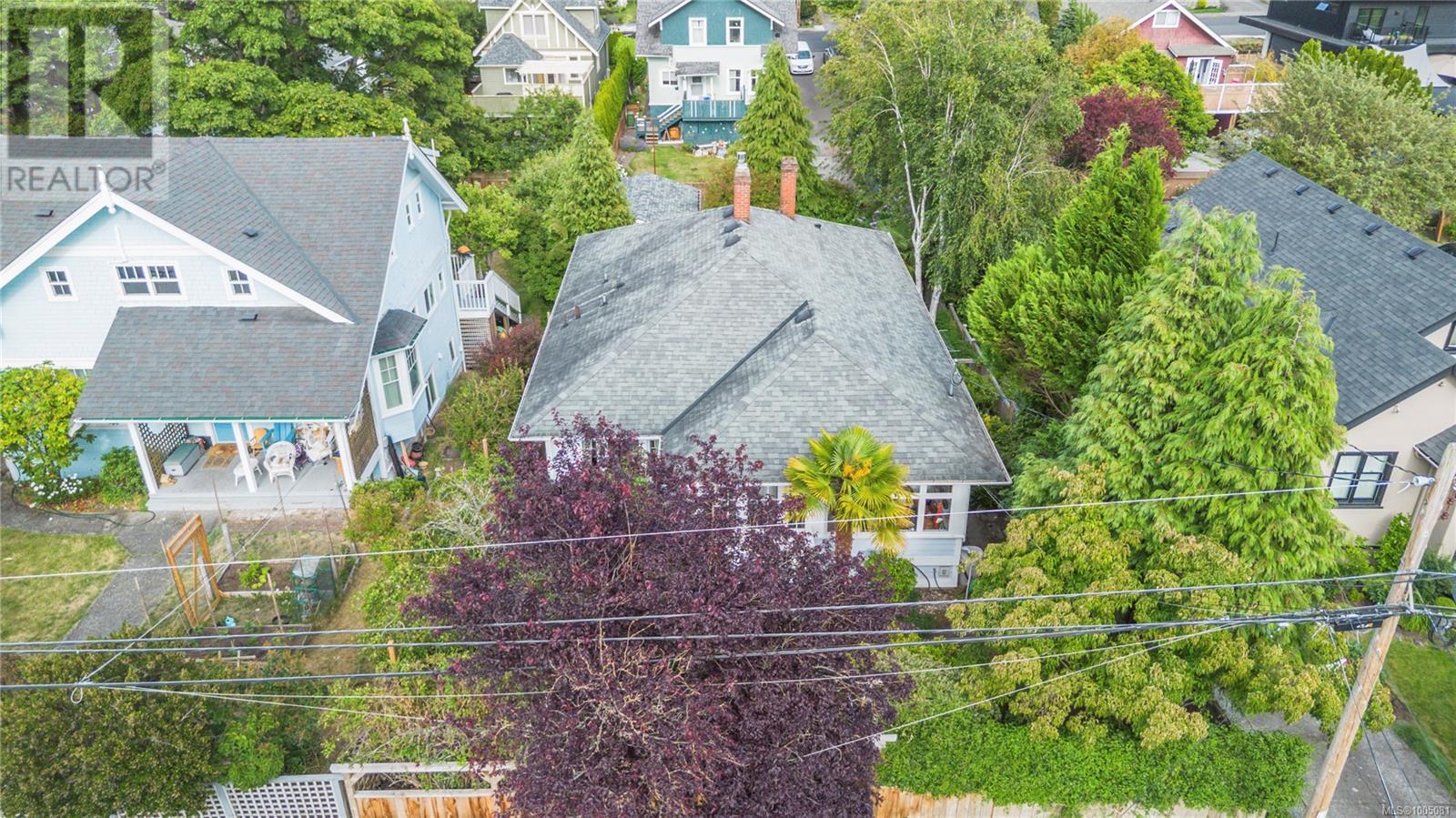 Photo 27 of 1579 Hampshire Rd, Oak Bay BC