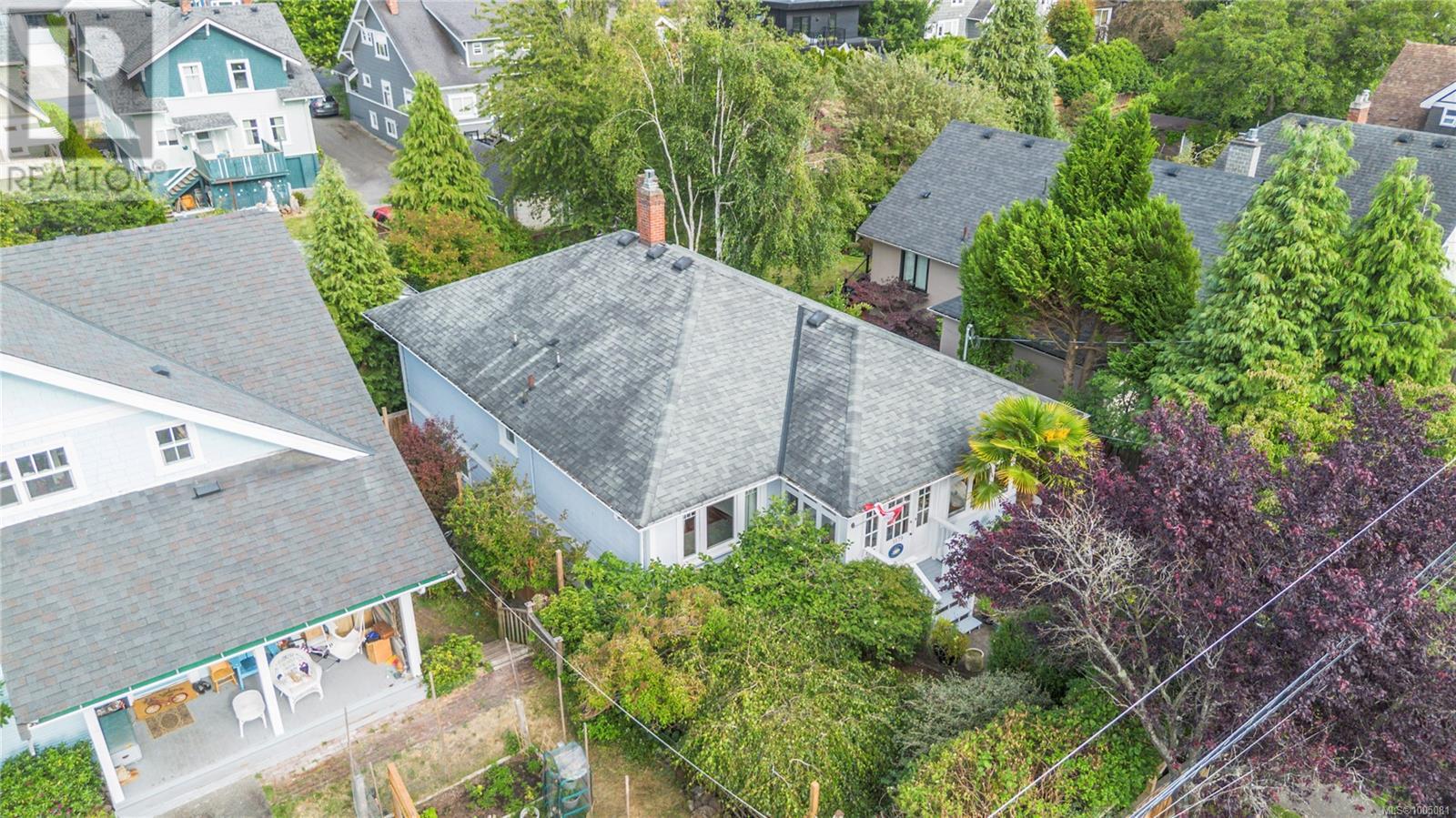 Photo 33 of 1579 Hampshire Rd, Oak Bay BC
