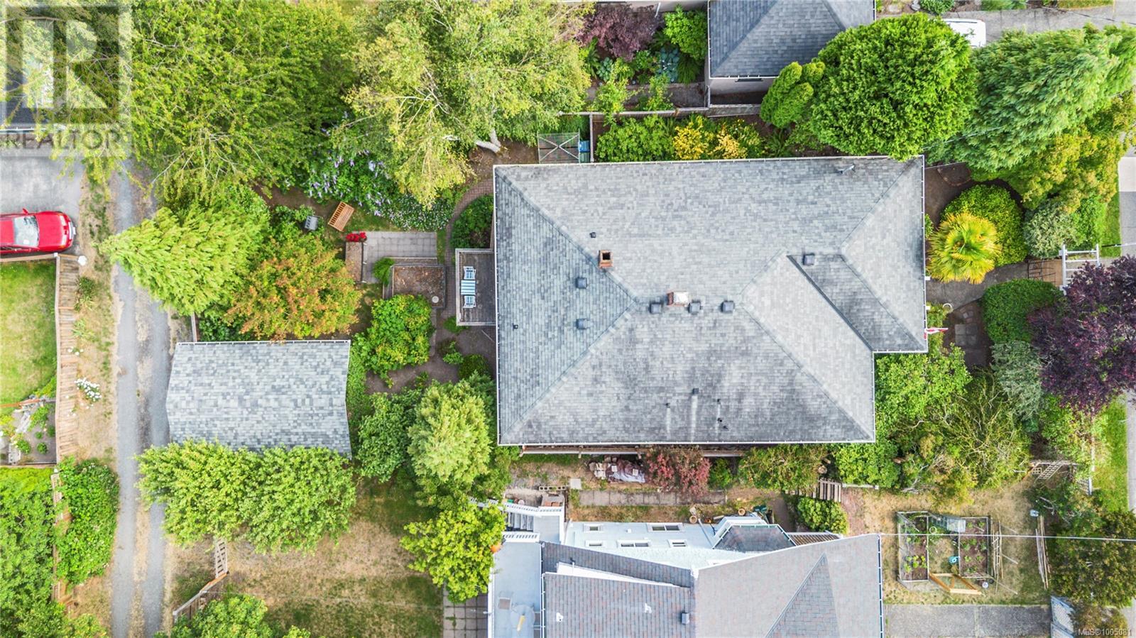 Photo 13 of 1579 Hampshire Rd, Oak Bay BC