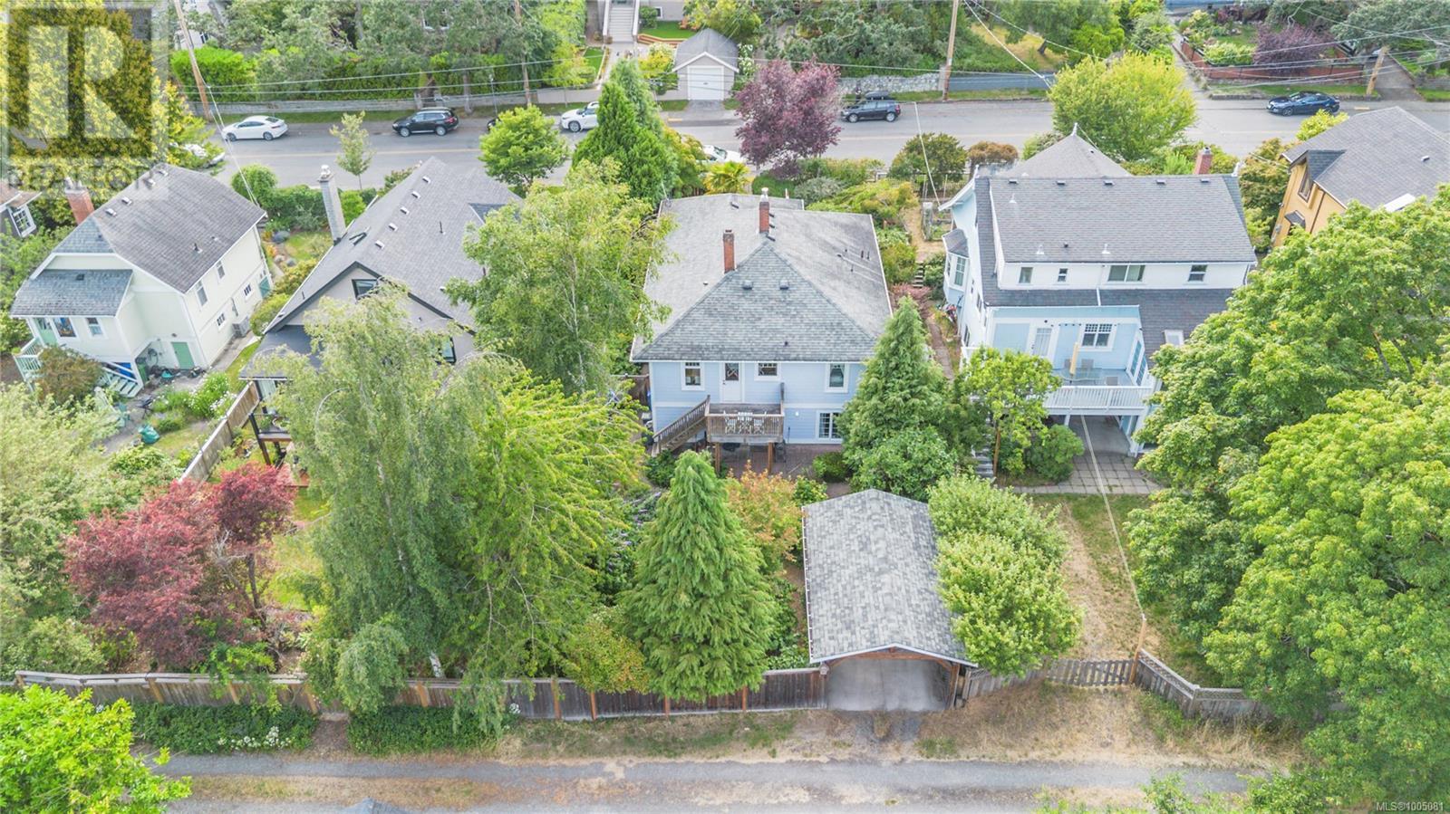 Photo 39 of 1579 Hampshire Rd, Oak Bay BC