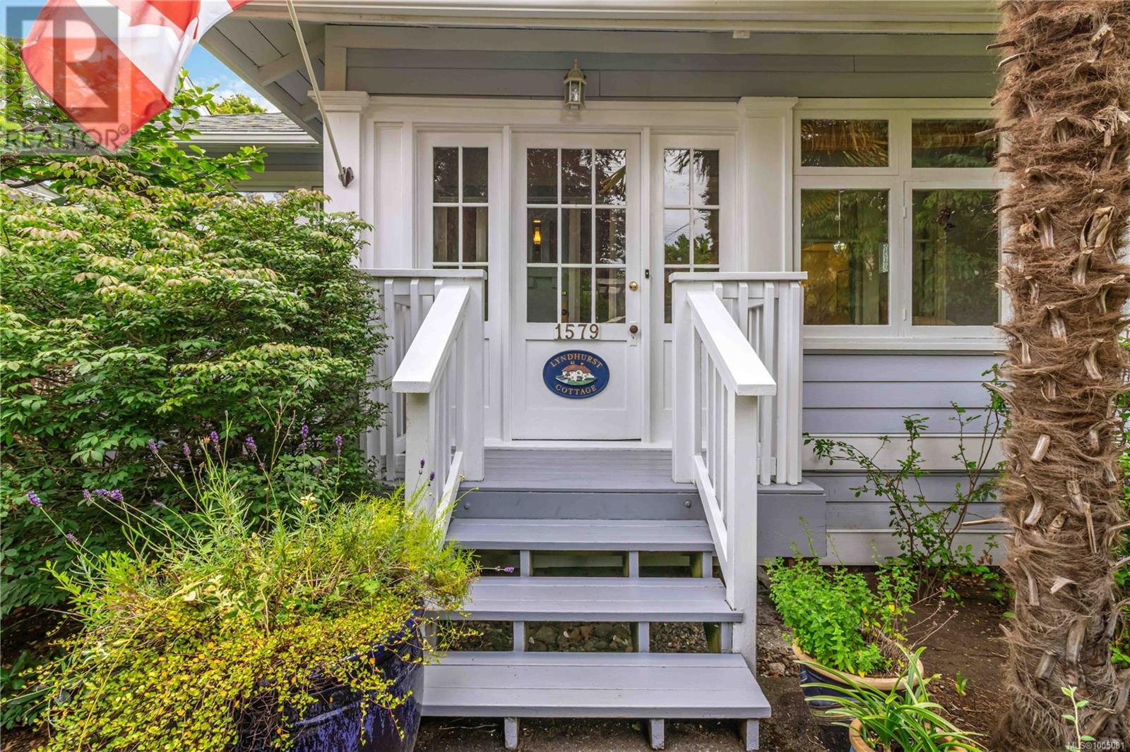 Photo 24 of 1579 Hampshire Rd, Oak Bay BC
