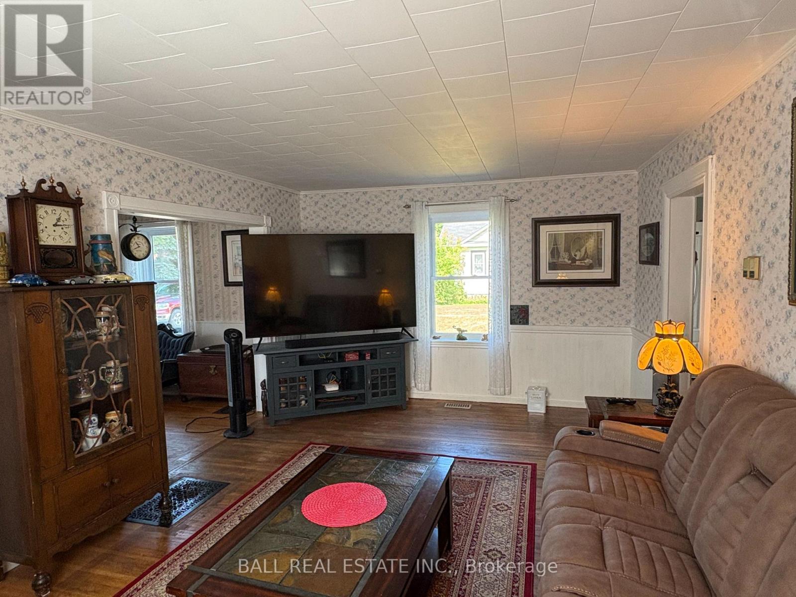Photo 38 of 44 Pine Street, Asphodelnorwood ON