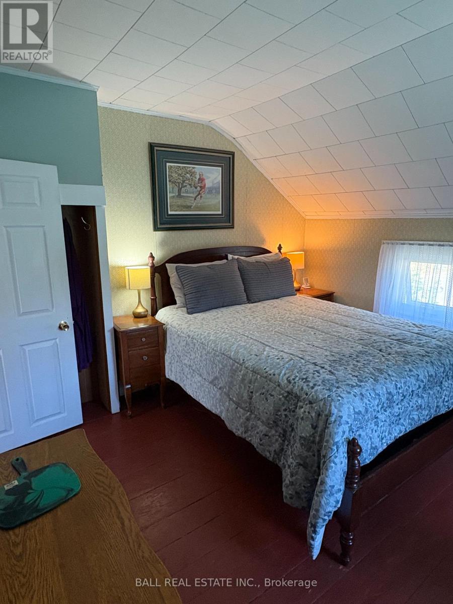 Photo 2 of 44 Pine Street, Asphodelnorwood ON