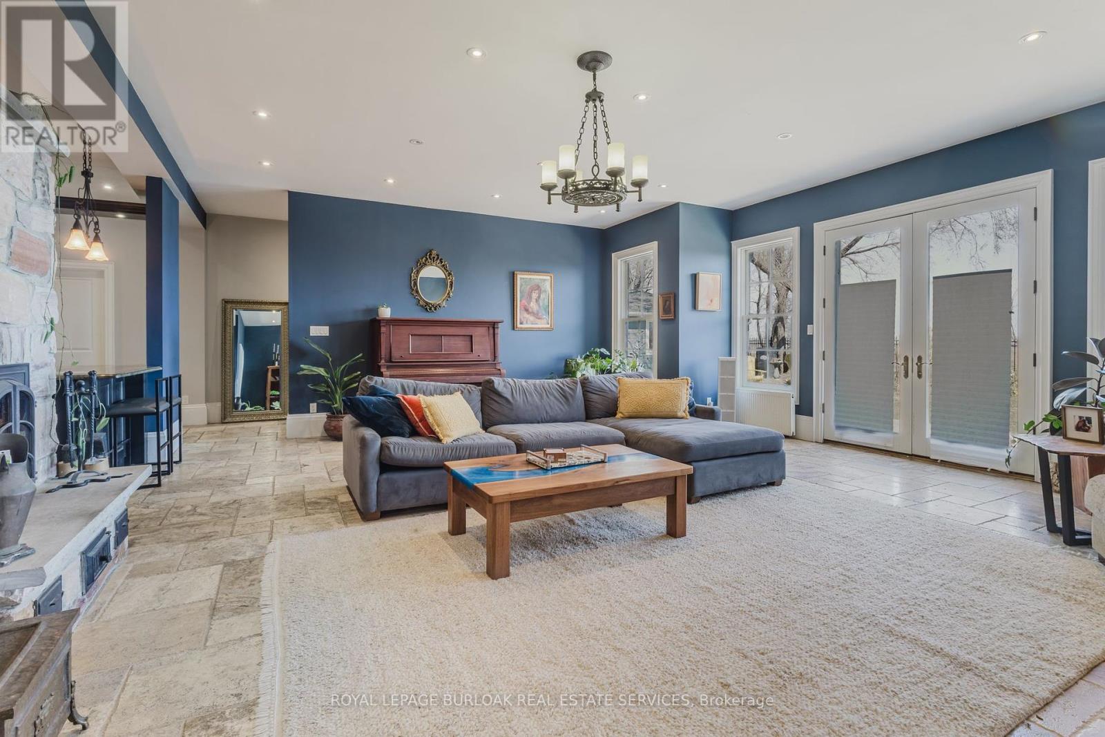 Photo 4 of 957 Beach Boulevard, Hamilton ON