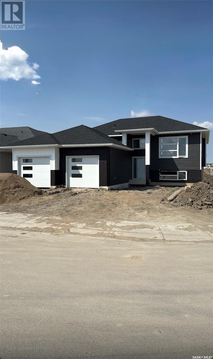 Photo 2 of 824 Ballesteros Crescent, Warman SK