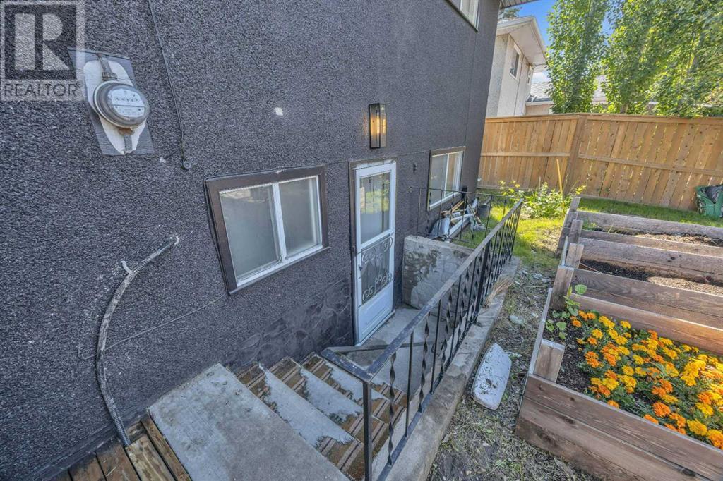 Single Family House 4 Level for Sale in  Brockington Road NW Brentwood Calgary 