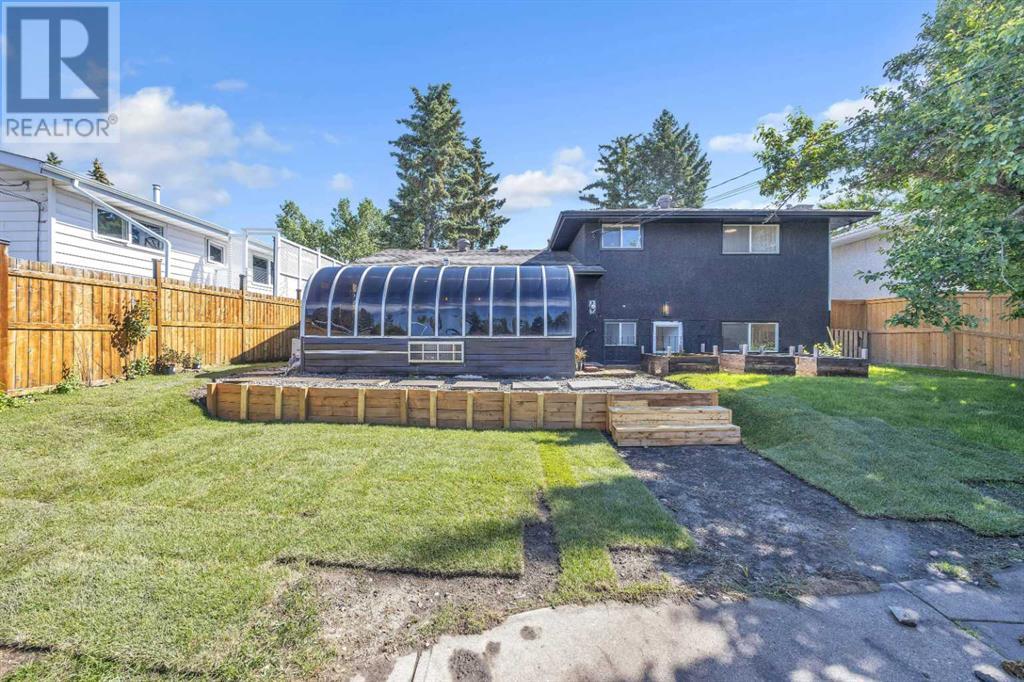 Single Family House 4 Level for Sale in  Brockington Road NW Brentwood Calgary 