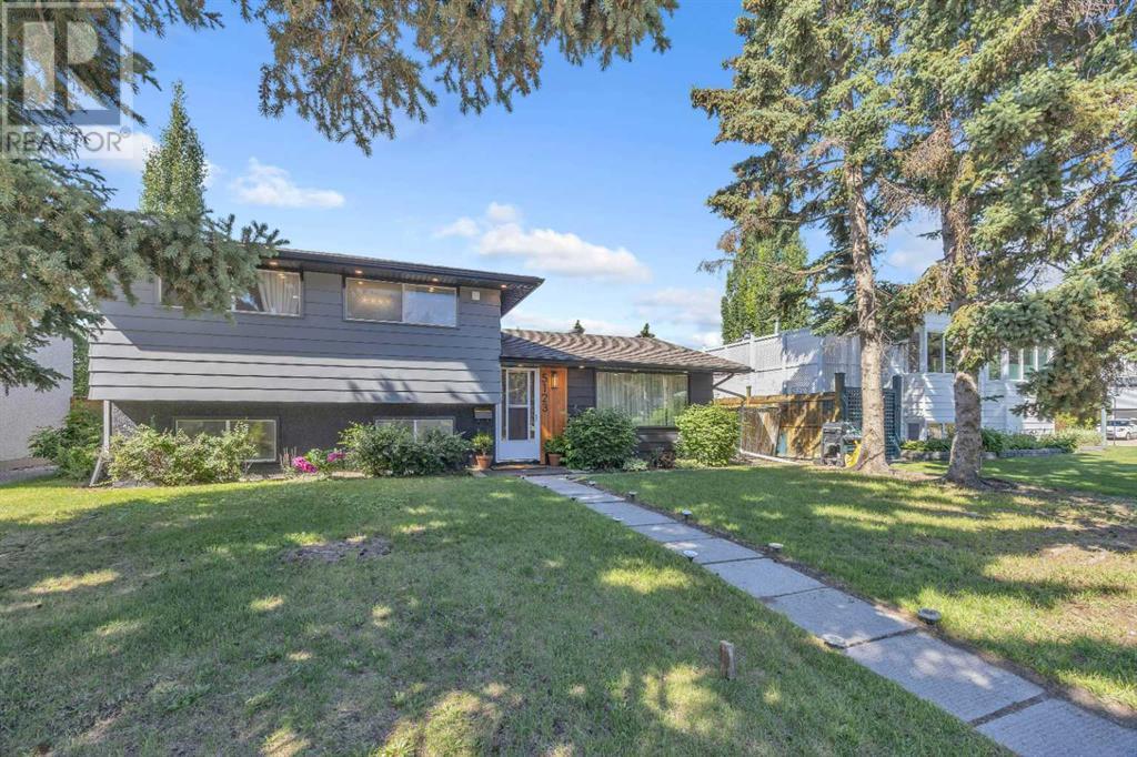 Single Family House 4 Level for Sale in  Brockington Road NW Brentwood Calgary 